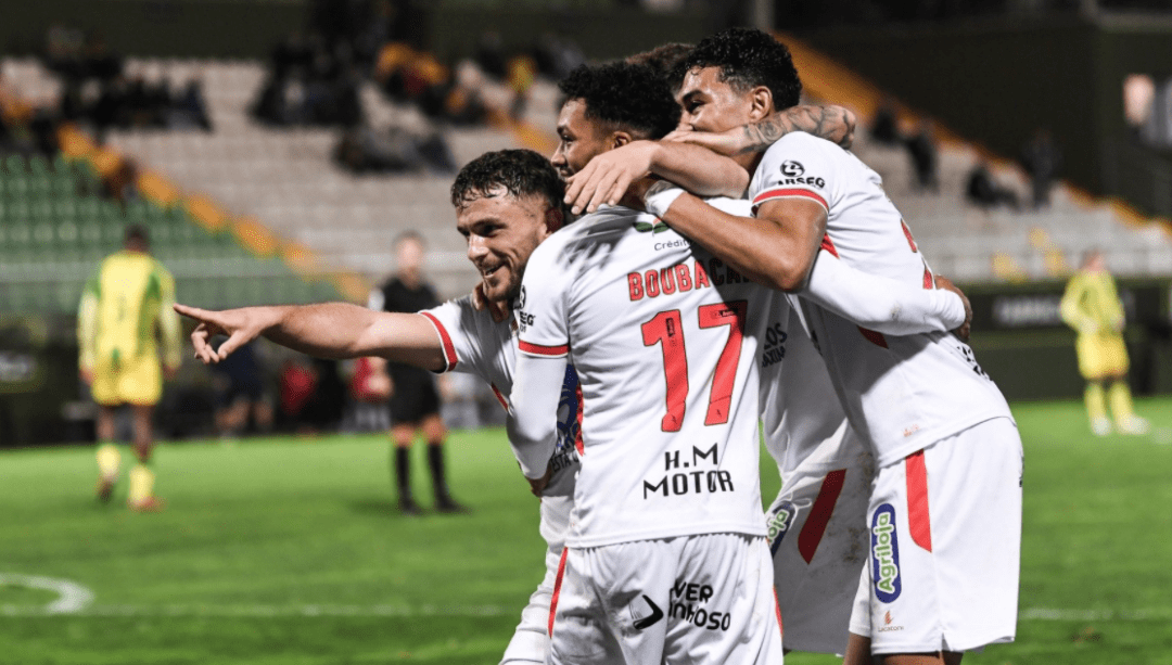 包含底特律活塞内部会议纪要流出：加时末段战术微调，葡超使命明确，球队文化再被提及的词条